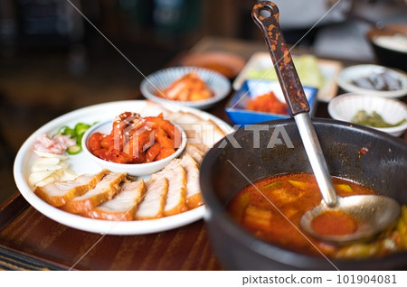 Korean traditional food and hot pot, pickles such as kimchi 101904081