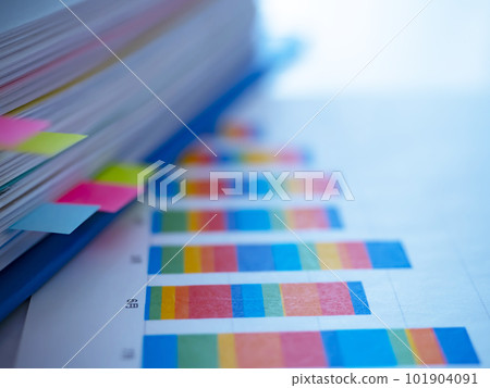 表格上的圖表和藍色文件 表格上的圖表和藍色文件 101904091