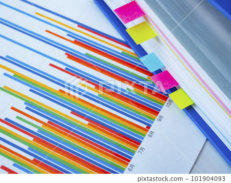 表格上的圖表和藍色文件 表格上的圖表和藍色文件 101904093