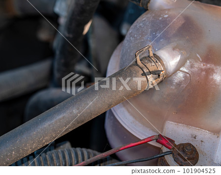 Metal clamp for fastening the rubber hose of the plastic tank of the car's coolant. 101904525