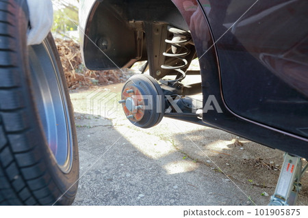 Tire replacement work (jacking up) 101905875