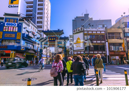 日本橫濱市容 外國遊客（團）紛至沓來。沒有戴口罩的老年人的數量也在增加...... = 13日，橫濱唐人街/Choyomon 101906177