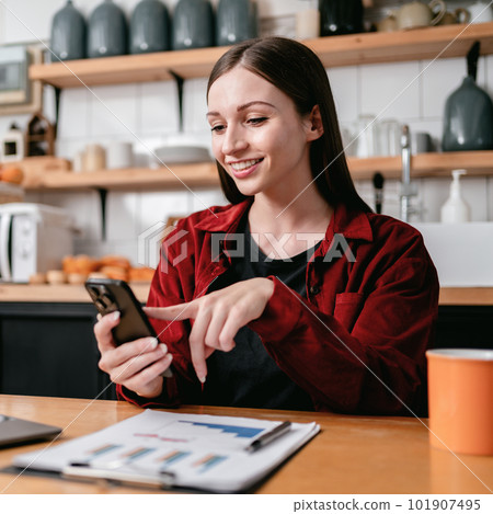Young businesswoman using smartphone to searching business infor 101907495