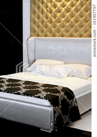 Bedroom bed 101907797