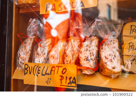 Buccellato is a Sicilian cake in the form of a ring. The composition of the cake includes various fruits, both dried and fresh, as well as pistachios, walnuts and almonds. 101909322