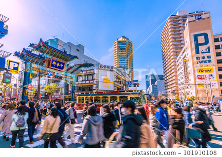 Yokohama cityscape in Japan Bustling Yokohama Chinatown, overlooking the Chaoyang Gate and nearby high-rise apartments that shine in the blue sky Yokohama cityscape in Japan Bustling Yokohama Chinatown, overlooking the Chaoyang Gate and nearby high-rise apartments that shine in the blue sky 101910108