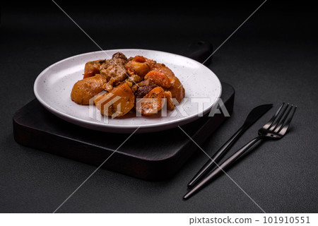 Delicious fresh cooked stew with pork meat or beef with potatoes, carrots, spices and herbs 101910551