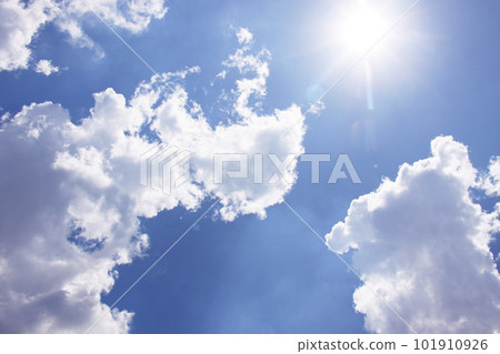 巴西聖保羅的夏季雲彩、藍天和太陽 101910926