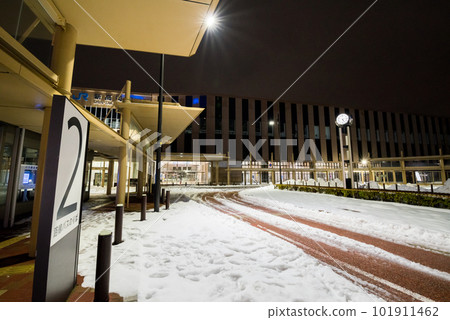 【新高岡站】清晨南口前的風景 【新高岡站】清晨南口前的風景 101911462