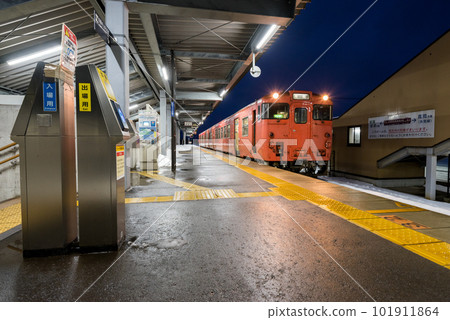 [Shin-Takaoka Station] Early morning local train to Takaoka Station 101911864