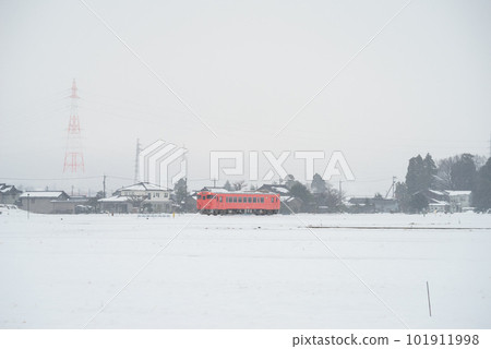 [Johana Line] A local train that runs through a snowy field 101911998