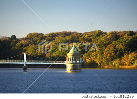 Lake Sayama in autumn leaves Intake tower and lake surface Lake Sayama in autumn leaves Intake tower and lake surface 101912289