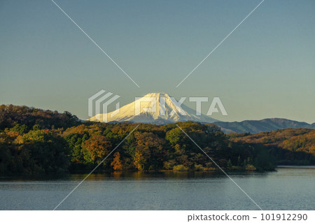 Mt. Fuji seen from Sayama Lake in the blue sky and autumn leaves Mt. Fuji seen from Sayama Lake in the blue sky and autumn leaves 101912290