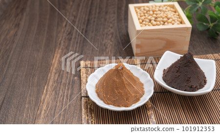 大豆和味噌 | 紅味噌和曲味噌比較圖 大豆和味噌 | 紅味噌和曲味噌比較圖 101912353