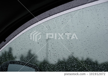 雨天有縫隙的車窗門遮陽板 雨天有縫隙的車窗門遮陽板 101912872