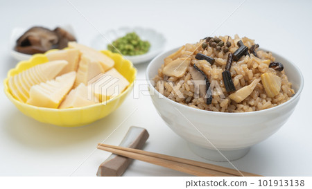 Wild vegetable cooked rice image｜Ingredients of bamboo shoots, shiitake mushrooms, Japanese pepper 101913138