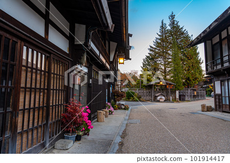 長野縣 Shiojiri 市 Kagome Te 在 Narai-juku 的街道景觀中，秋天的樹葉很美 101914417
