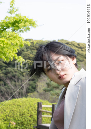 一個女人在風中吹 101914418