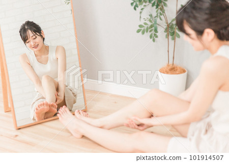 一個微笑的日本女人,在家通過足部護理和按摩解決了水腫問題 一個微笑的日本女人,在家通過足部護理和按摩解決了水腫問題 101914507