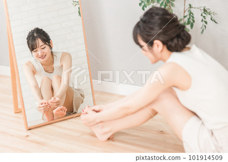 按摩壓力點和腳底的微笑亞洲女性 按摩壓力點和腳底的微笑亞洲女性 101914509