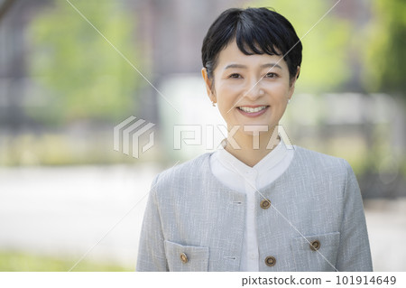 Smiling middle-aged woman portrait Smiling middle-aged woman portrait 101914649
