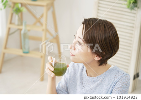 在家喝綠汁的女人 在家喝綠汁的女人 101914922