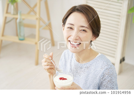 一個在家吃酸奶的女人看著鏡頭 一個在家吃酸奶的女人看著鏡頭 101914956