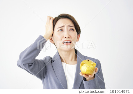 拿著存錢罐並且拿著她的頭的女商人 白色背景 拿著存錢罐並且拿著她的頭的女商人 白色背景 101914971