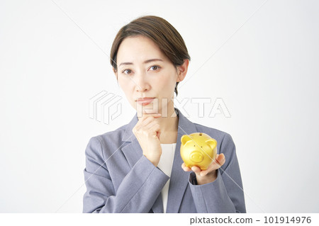 白色背景下用存錢罐思考的女商人 101914976
