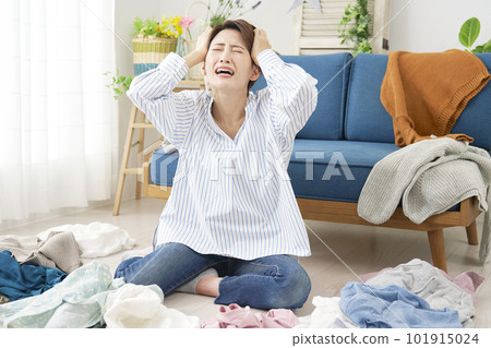 在家務中感到壓力的家庭主婦 在家務中感到壓力的家庭主婦 101915024