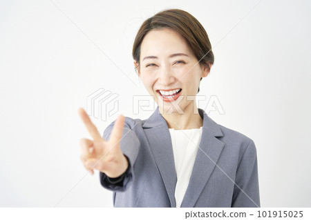 和平標誌女商人白色背景 101915025