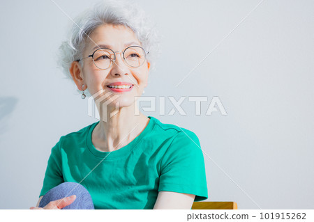 一位身穿綠色 T 恤的銀髮女子 一位身穿綠色 T 恤的銀髮女子 101915262