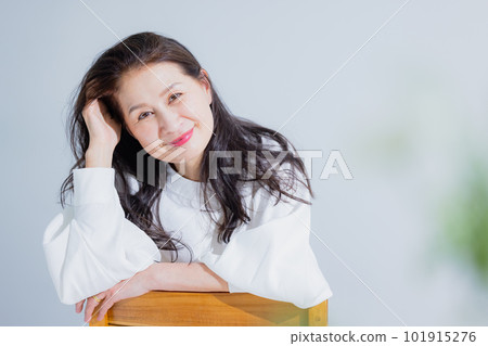 　Middle Senior Female Hair Care Image 101915276