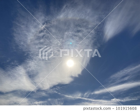 Sky pattern from Arakawa Tsutsumi, Kawaguchi City, Saitama Prefecture (female figure drawn by clouds) 101915608