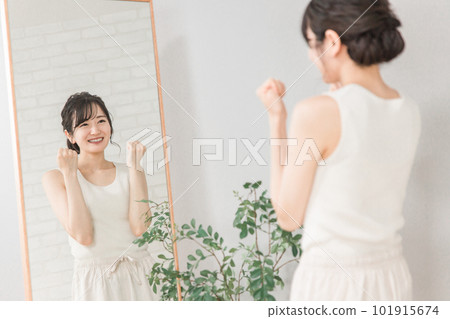 A smiling Asian woman who succeeds in dieting and loses weight and makes a guts pose 101915674