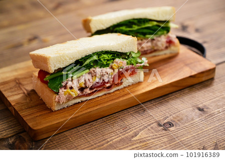 Sandwich with tuna mayonnaise and tomato Sandwich with tuna mayonnaise and tomato 101916389