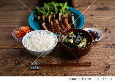 Well-baked gyoza set 101916424