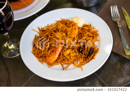 Valencian seafood fideua with shrimps and clams served with aioli 101917422
