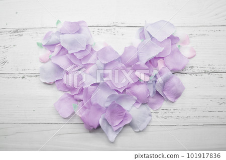 heart petals and wood grain background 101917836