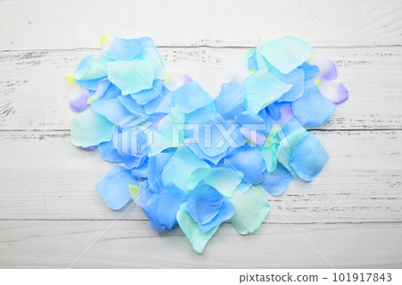 heart petals and wood grain background 101917843