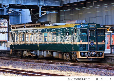 [JR West Japan] Type Kiha 40 "Belle Montagne et Mer" (Johana Line: Takaoka Station) 101919003