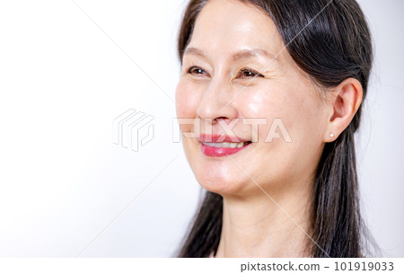 A smiling senior woman 101919033