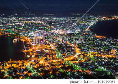 從函館山,函館,北海道的函館全景夜景 從函館山,函館,北海道的函館全景夜景 101919064