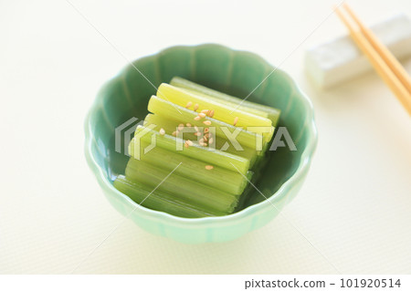 Beautiful jade color, butterbur dipping Beautiful jade color, butterbur dipping 101920514
