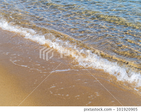 透明美麗的海水沙灘。 101920905