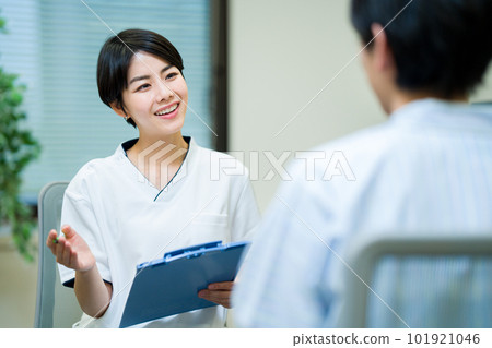 Female doctor who interrogates 101921046