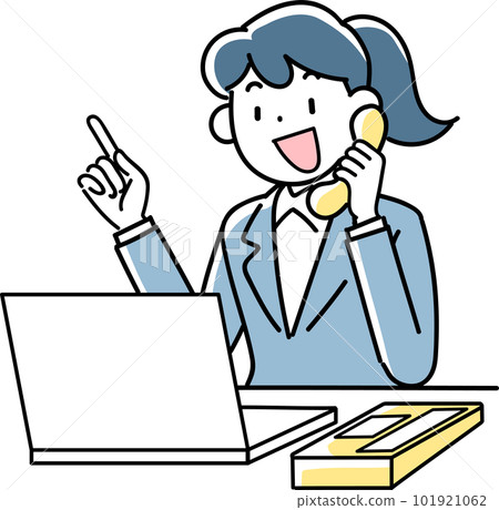 女商人一邊看著電腦一邊微笑著接電話 101921062