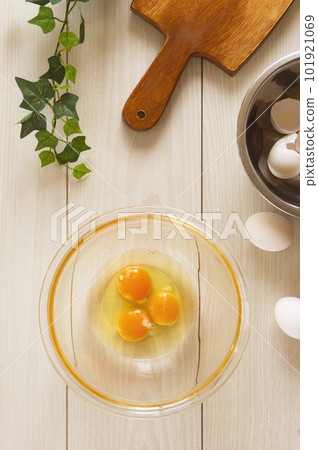 Crack the eggs into a bowl. eggs, dining table, kitchen, cooking, egg dishes, etc. Crack the eggs into a bowl. eggs, dining table, kitchen, cooking, egg dishes, etc. 101921069