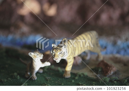 以自然立體模型展示的老虎父母和孩子形象 101923256