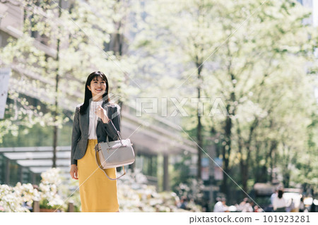 走在城市的女實業家 101923281